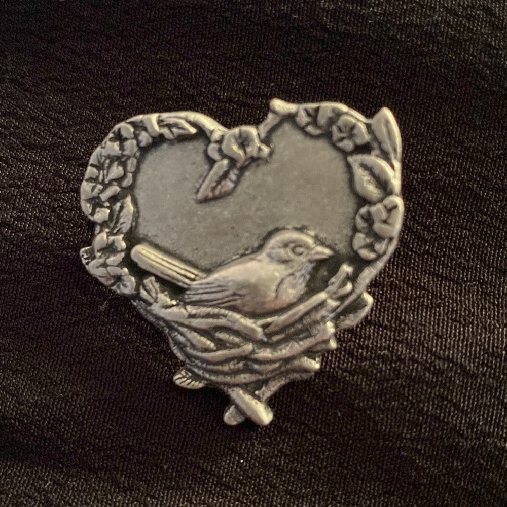 Birds and Blooms bird in a nest pewter color metal broach